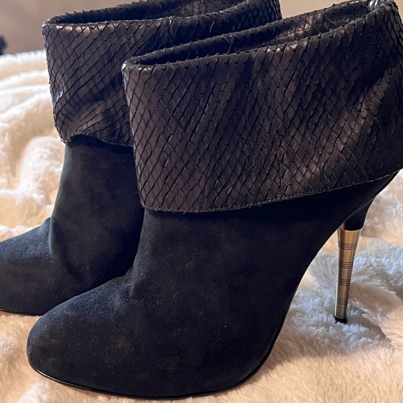 Elizabeth & James Black Rizzo Cuffed Snakeskin Booties with Metallic Heel-8.5 B - Picture 6 of 13